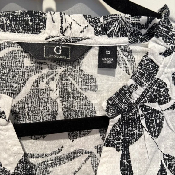 G by Giuliana Monochrome Floral Top with Ruffle Accents - Picture 5 of 8